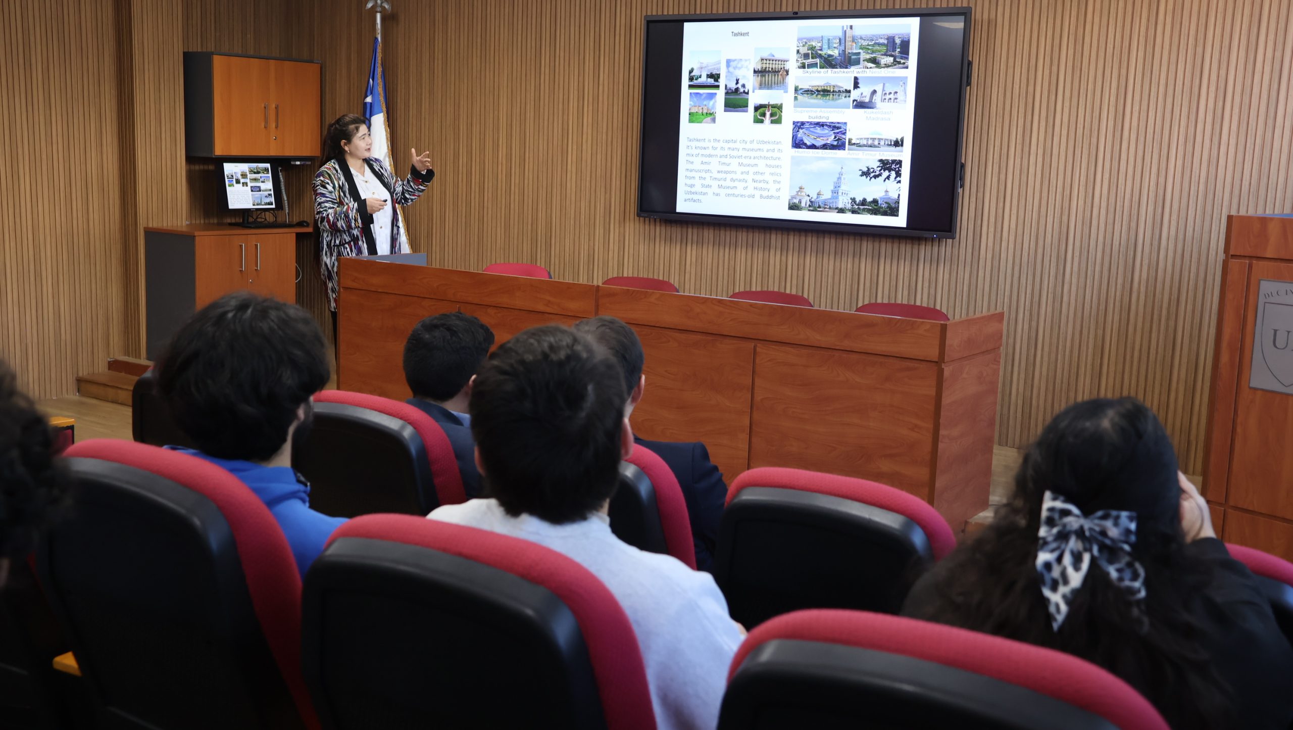 Investigadora uzbeka comparte experiencia en interacciones planta-microbioma en la Universidad Autónoma de Chile