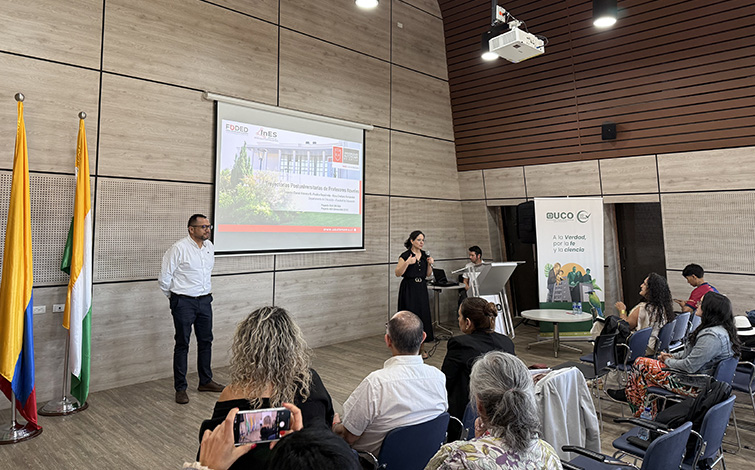 Facultad de Educación participa en congreso internacional en Colombia