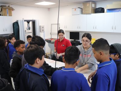 Acuerdo UA–Cecrea: más de 80 estudiantes de la comuna de San Joaquín vivieron una jornada de ciencia en los laboratorios del campus Providencia