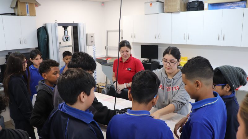 Acuerdo UA–Cecrea: más de 80 estudiantes de la comuna de San Joaquín vivieron una jornada de ciencia en los laboratorios del campus Providencia