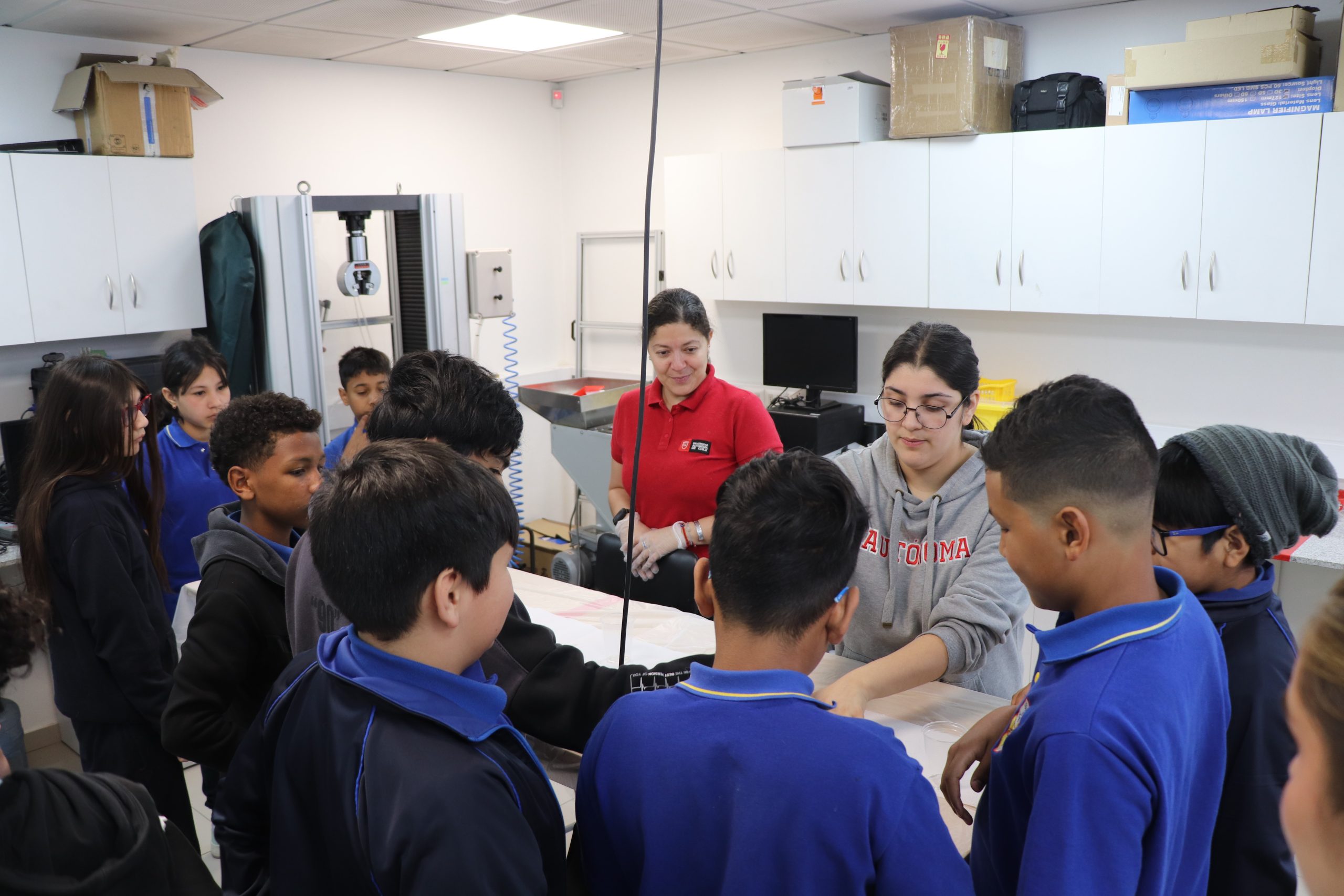 Acuerdo UA–Cecrea: más de 80 estudiantes de la comuna de San Joaquín vivieron una jornada de ciencia en los laboratorios del campus Providencia