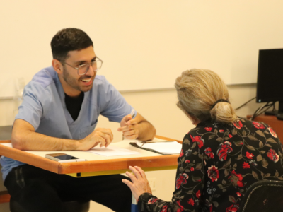 Personas mayores se certifican como pacientes simulados en la Universidad Autónoma 