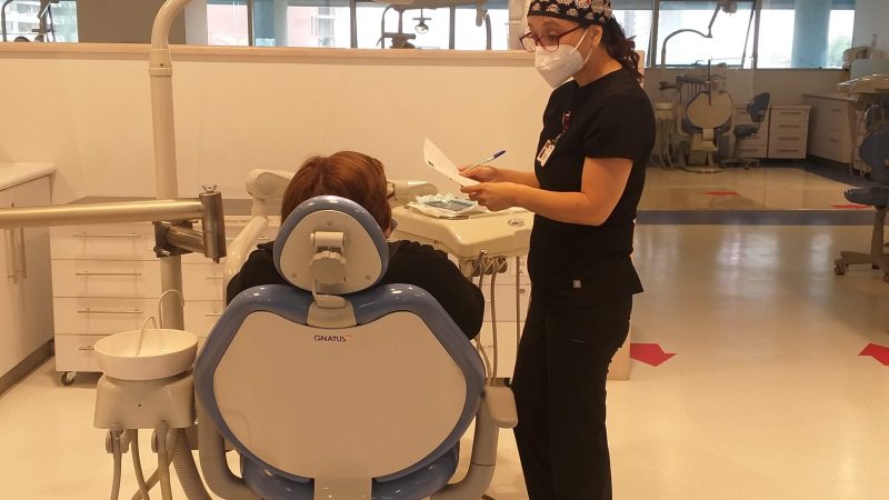 Voluntariado odontológico de la U. Autónoma brinda atención a vecinos de Bajos de Mena