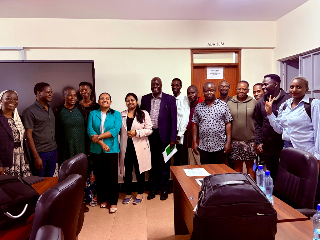 Dra. Aparna en sala de clases