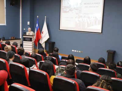 Puentes narrativos entre México y Latinoamérica: Universidad recibe a destacada académica mexicana en conferencia magistral