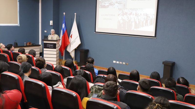 Puentes narrativos entre México y Latinoamérica: Universidad recibe a destacada académica mexicana en conferencia magistral