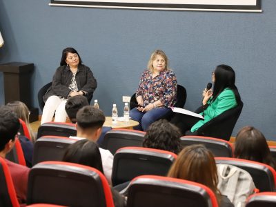 Universidad celebra el Día del Profesor con emotivo conversatorio sobre vocación y experiencia docente
