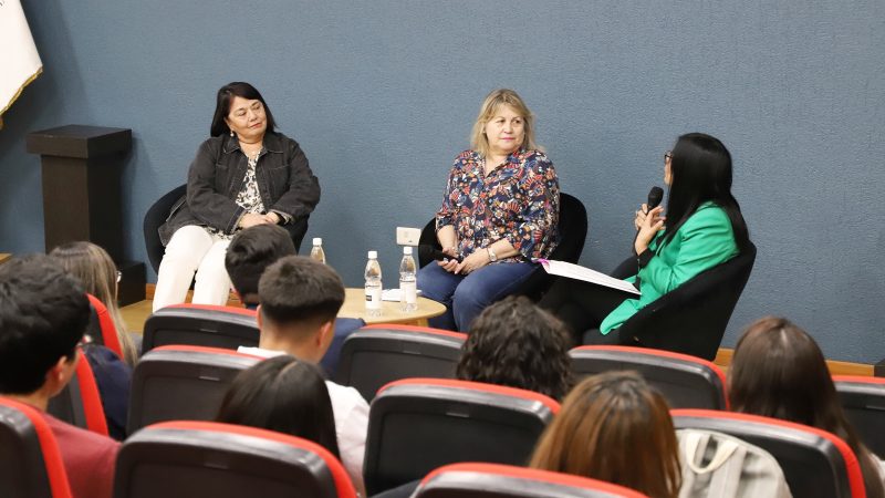 Universidad celebra el Día del Profesor con emotivo conversatorio sobre vocación y experiencia docente