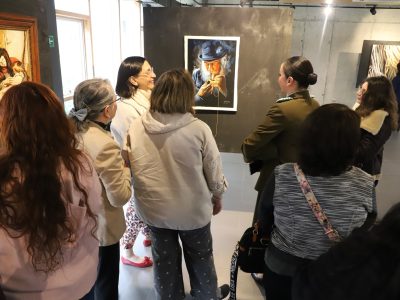 “Bordados de la memoria, a una edad de oro”: el arte como testimonio vivo en la Universidad Autónoma de Chile