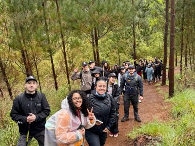 Liderazgo en movimiento: estudiantes de la Autónoma vivieron jornada de trekking formativo en el Parque CMPC Pumalal