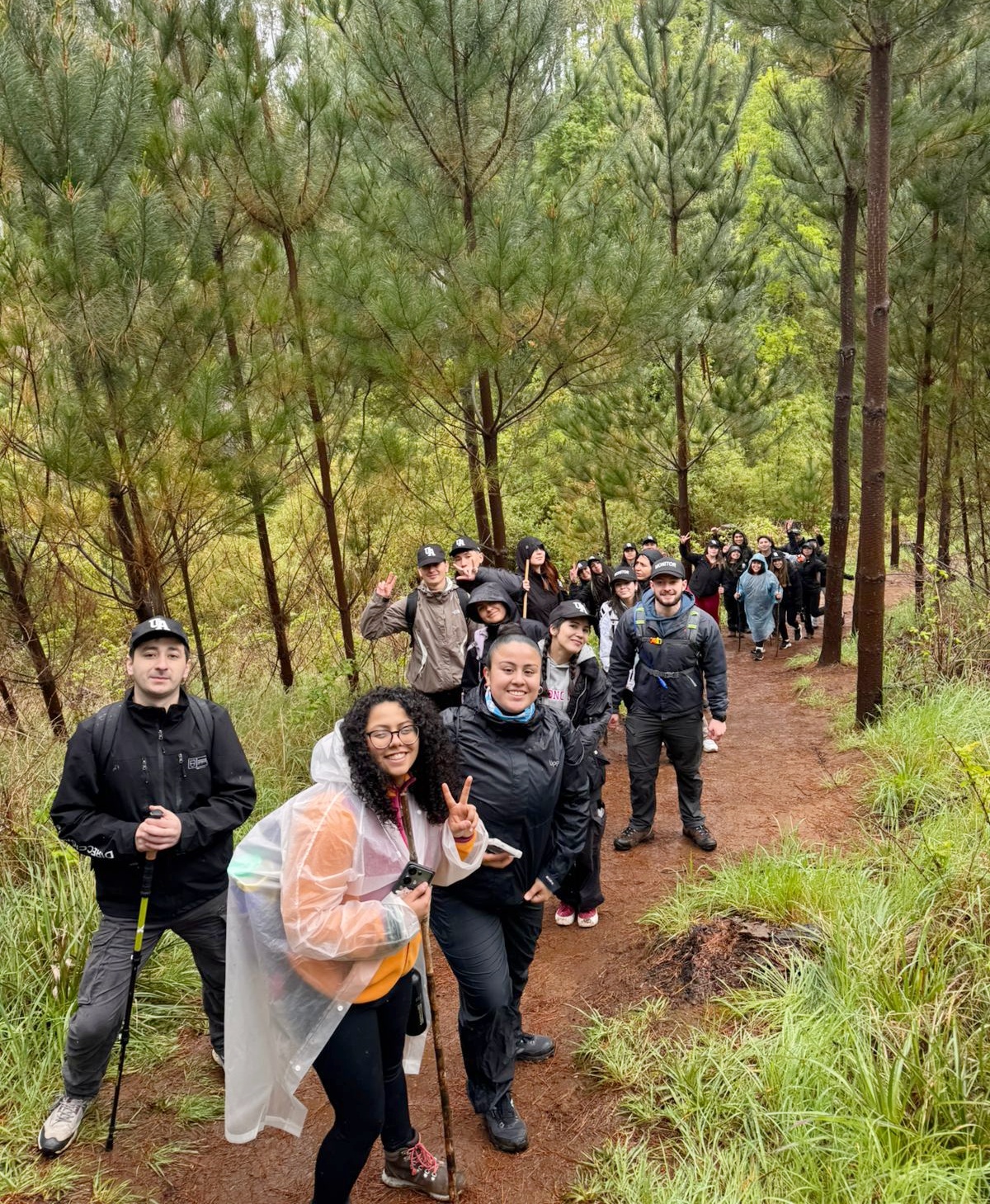 Liderazgo en movimiento: estudiantes de la Autónoma vivieron jornada de trekking formativo en el Parque CMPC Pumalal