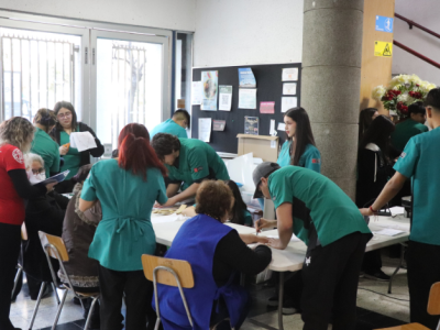 Estudiantes de Terapia Ocupacional confeccionan órtesis en operativo junto a Fundación Semejantes
