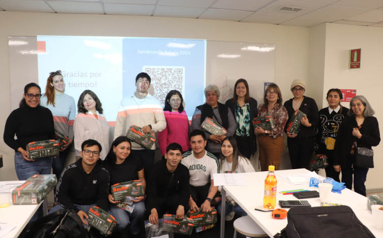 Ingeniería en Construcción desarrolla talleres prácticos con vecinos de San Miguel a través del proyecto “Sembrando Futuro”