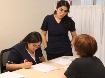 Estudiantes de Enfermería realizaron exámenes preventivos a personas mayores de Providencia 