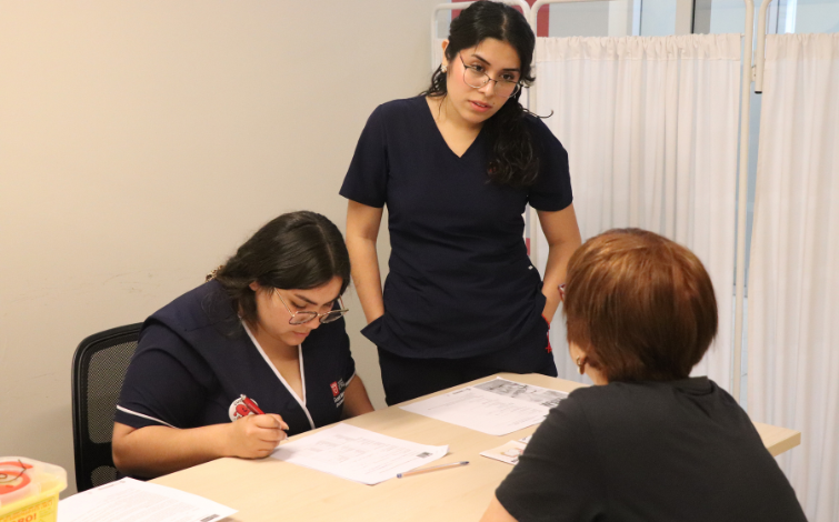 Estudiantes de Enfermería realizaron exámenes preventivos a personas mayores de Providencia 