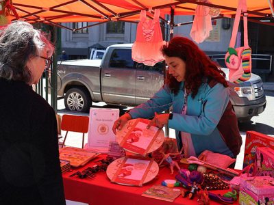 Feria de Emprendedores Turísticos reunió a participantes del Maule en la Plaza de Armas de Talca