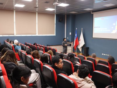 Egresados de Kinesiología fortalecen sus competencias en Taller de Empleabilidad