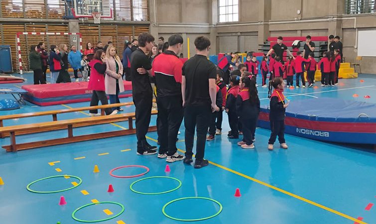 Estudiantes de Pedagogía en Educación Física de la Universidad Autónoma desarrollan actividad práctica con niños de Pencahue