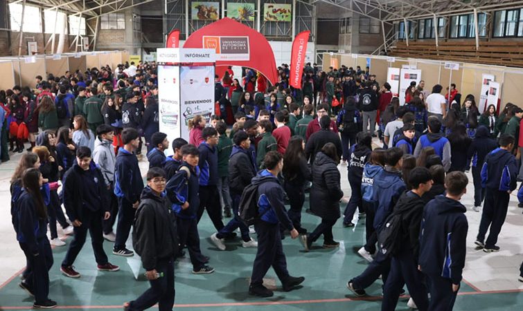 Colegio Alborada y Universidad Autónoma de Chile realizaron exitosa Feria Vocacional en Linares