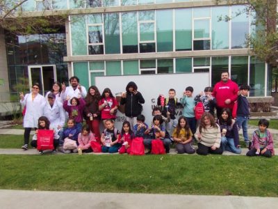 Escolares de Independencia visitaron los laboratorios del Instituto de Ciencias Biomédicas
