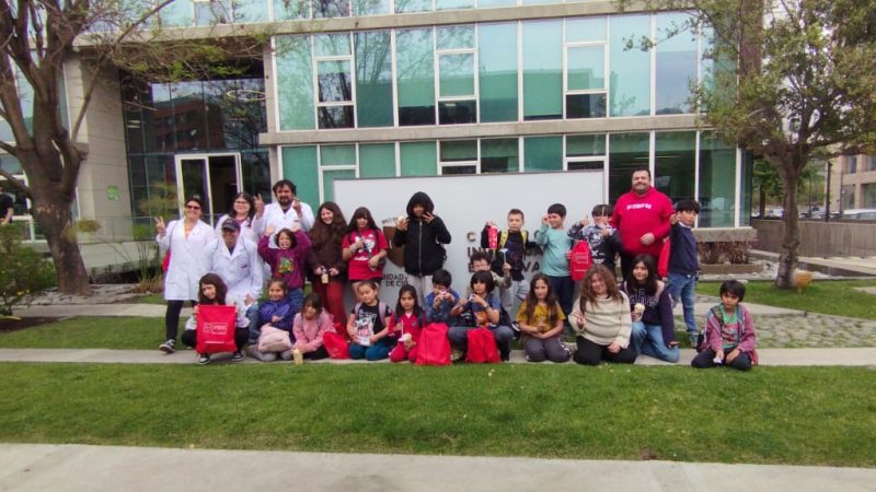 Escolares de Independencia visitaron los laboratorios del Instituto de Ciencias Biomédicas