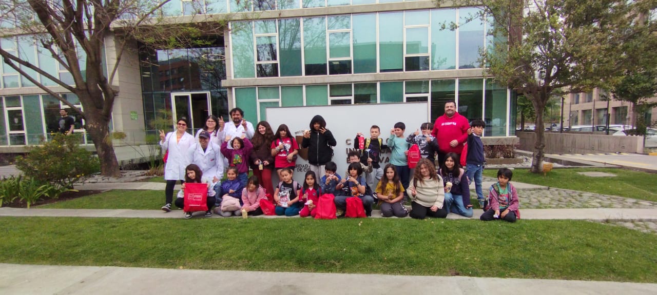 Escolares de Independencia visitaron los laboratorios del Instituto de Ciencias Biomédicas