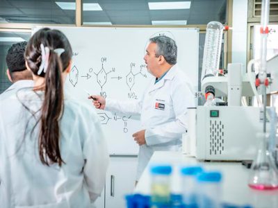 Formamos profesionales críticos, reflexivos y analíticos