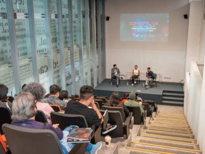 Centro de Comunicación de las Ciencias cierra ciclo de lanzamientos de su guía Cinefil-IA en la Biblioteca de Santiago