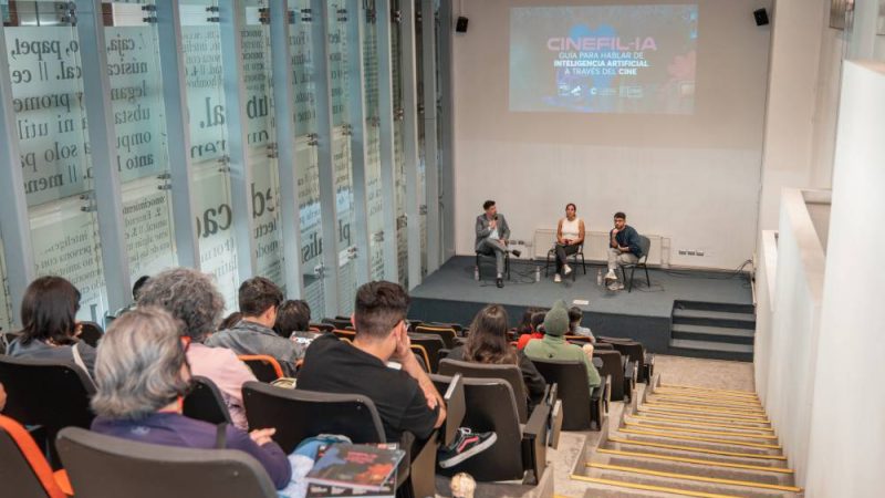 Centro de Comunicación de las Ciencias cierra ciclo de lanzamientos de su guía Cinefil-IA en la Biblioteca de Santiago