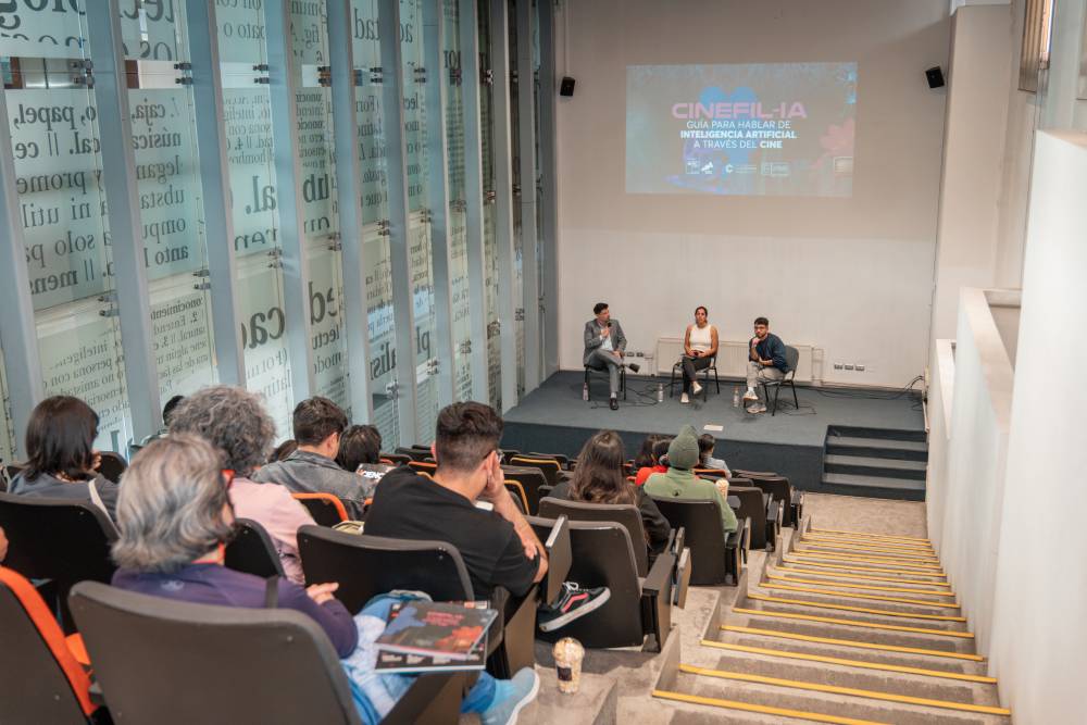 Centro de Comunicación de las Ciencias cierra ciclo de lanzamientos de su guía Cinefil-IA en la Biblioteca de Santiago
