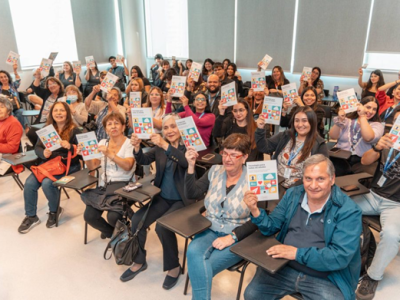 La carrera de Trabajo Social presenta guía tecnológica para personas mayores en la Sede Santiago