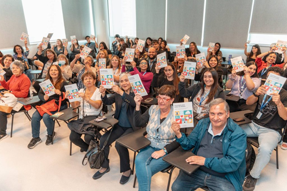 La carrera de Trabajo Social presenta guía tecnológica para personas mayores en la Sede Santiago