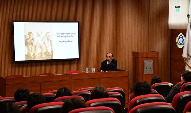 Reflexionan sobre los desafíos y perspectivas de la historia de la infancia en Chile