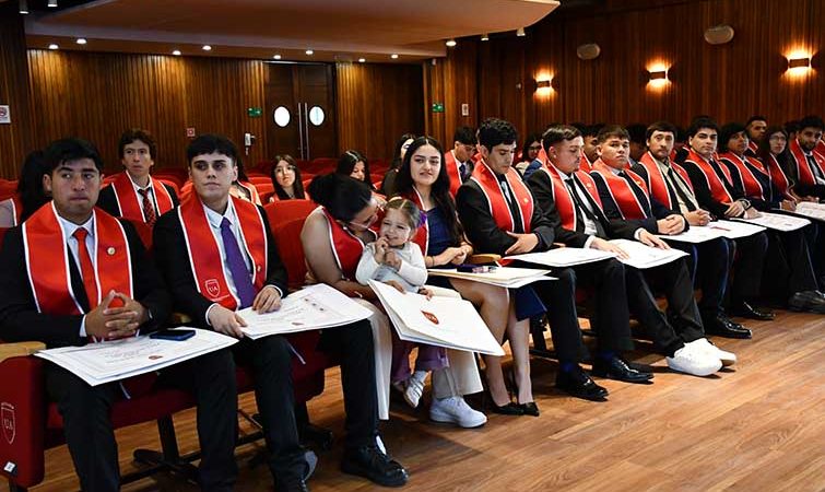 Facultad de Administración y Negocios de la Universidad Autónoma de Chile celebró ceremonia de titulación en la Sede Talca