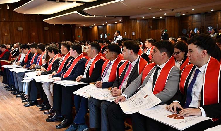 Emotivas ceremonias marcan el cierre de titulaciones de la U. Autónoma en la Sede Talca
