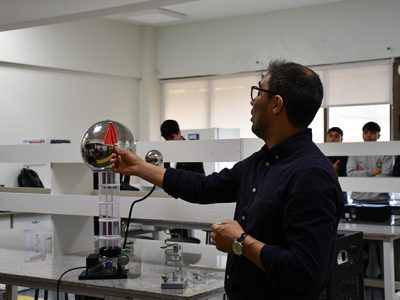 Estudiantes de enseñanza media vivieron experiencias científicas en la Universidad Autónoma de Chile durante la Semana de la Ciencia