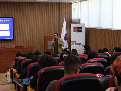Estudiantes de Pedagogía en Educación Básica celebraron su día con charlas sobre políticas educativas e innovación en el aula