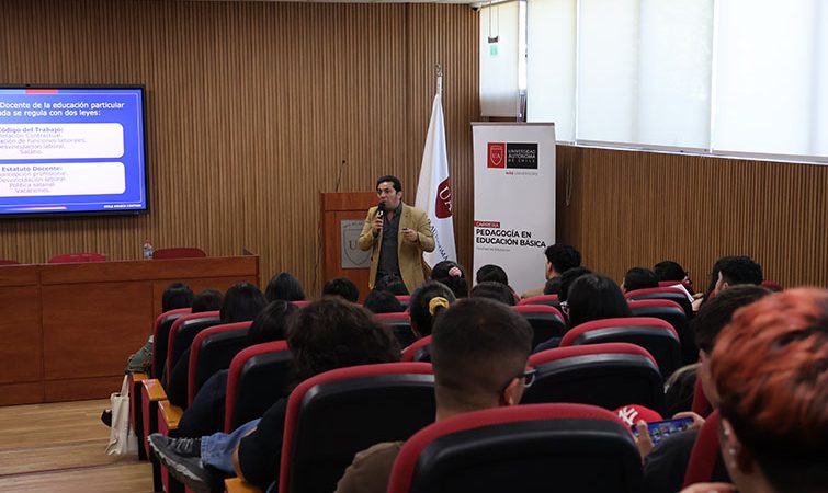 Estudiantes de Pedagogía en Educación Básica celebraron su día con charlas sobre políticas educativas e innovación en el aula