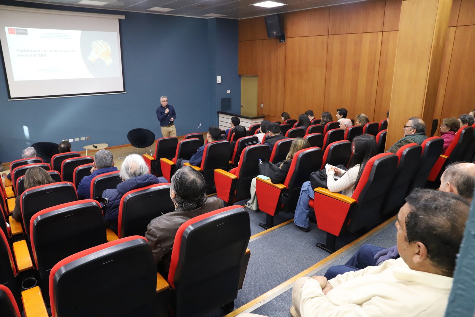 Universidad impulsa diálogo interdisciplinar sobre Parkinson en segunda jornada de salud