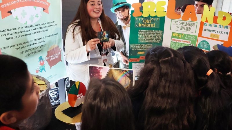 Un viaje por la historia y Cultura: Pedagogía en Inglés realiza Feria de las Culturas de países de habla inglesa