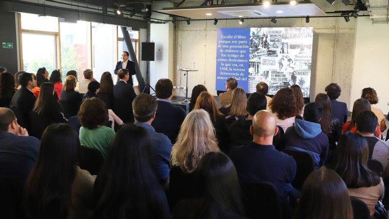 Presentan en la Universidad Autónoma de Chile el libro “Ocurrió en octubre” de Sergio Micco