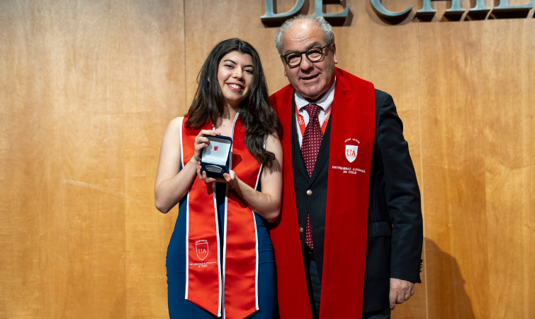 Facultad de Ciencias de la Salud tituló a 879 estudiantes en un ciclo marcado por tradiciones y juramentos profesionales en Sede Santiago