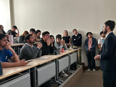 Charla abordó los vínculos entre periodismo, política y democracia en el siglo XXI