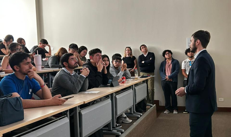 Charla abordó los vínculos entre periodismo, política y democracia en el siglo XXI