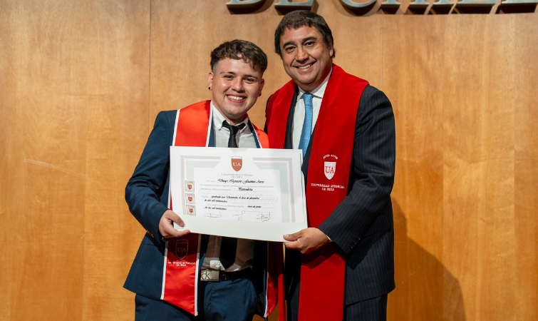 Primera generación de Periodismo se titula en la Sede Santiago