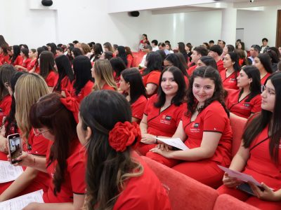 Estudiantes de Obstetricia y Puericultura Reciben Certificación Como Monitores en VIH/SIDA e ITS y Consejeros en Salud Sexual