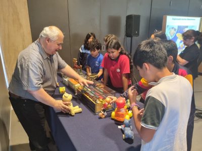 Convenio Cecrea-UA: fundador del Museo del Juguete Chileno realizó taller en La Ligua