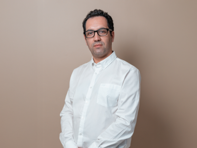 Investigador de la U. Autónoma optimiza aplicación de hormonas vegetales para producir frutillas en sequía y calor extremo