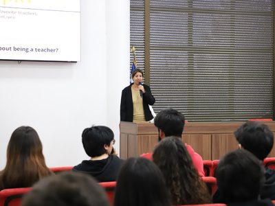 Académica argentina comparte reflexiones sobre formación docente en el marco del Día de la Carrera de Pedagogía en Inglés