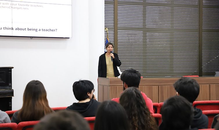 Académica argentina comparte reflexiones sobre formación docente en el marco del Día de la Carrera de Pedagogía en Inglés